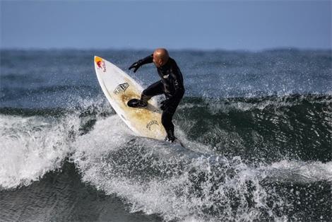 Surfer auf einem Surfbrett in Dänemark